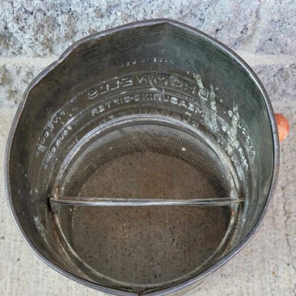 Vintage Bromwellβs 5 Cup Measuring Sifter Red Wood Crank Handle Flour Sifter - Picture 3 of 8